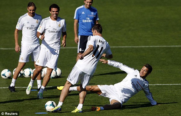 Ronaldo liên tục "đốn giò” Bale trên sân tập 2