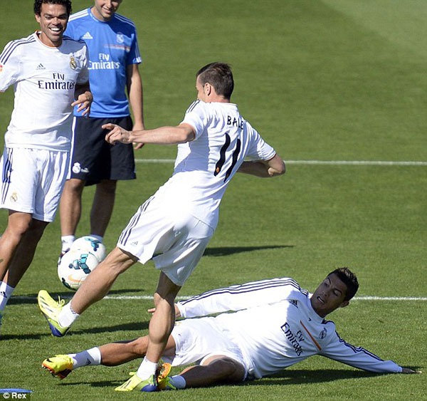 Ronaldo liên tục "đốn giò” Bale trên sân tập 3