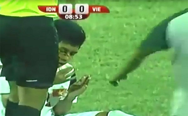 Fan Việt Nam bức xúc với clip đá bóng kiểu "con nhà võ" của U19 Indonesia  3