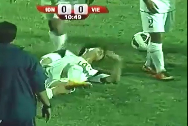 Fan Việt Nam bức xúc với clip đá bóng kiểu "con nhà võ" của U19 Indonesia  4