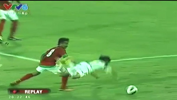 Fan Việt Nam bức xúc với clip đá bóng kiểu "con nhà võ" của U19 Indonesia  2