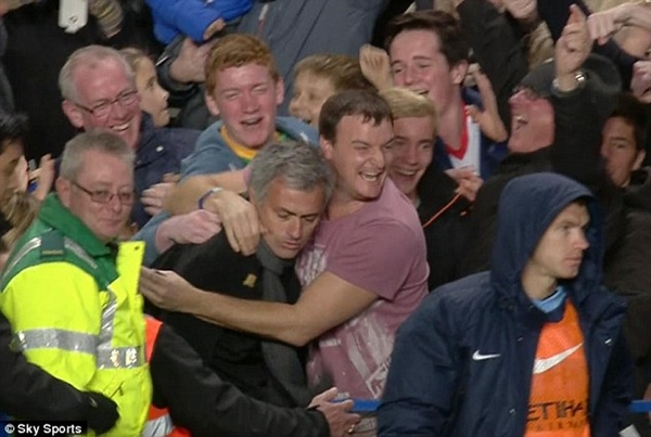 Mourinho "điên cuồng" ăn mừng cùng fan sau bàn thắng của Torres 2