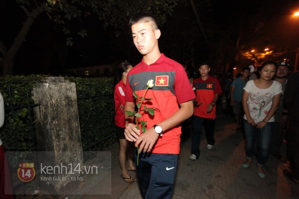 U19 Việt Nam kính cẩn quỳ trước cửa nhà Đại tướng Võ Nguyên Giáp 9