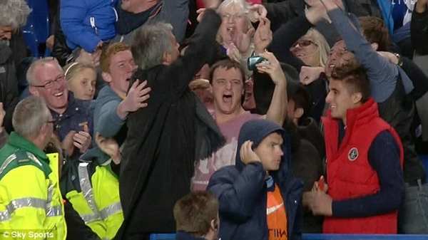 Mourinho "điên cuồng" ăn mừng cùng fan sau bàn thắng của Torres 4
