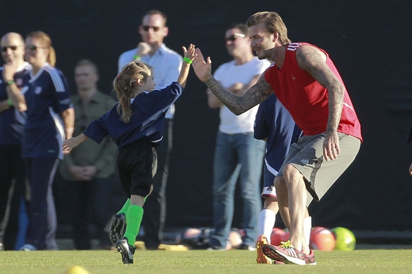 Beckham ân cần chăm sóc nữ "cầu thủ" đang... khóc nhè trên sân 4