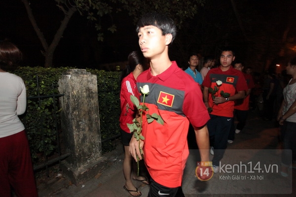 U19 Việt Nam kính cẩn quỳ trước cửa nhà Đại tướng Võ Nguyên Giáp 8