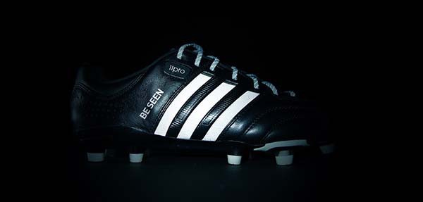 Adidas cho ra mắt bộ sưu tập gi&agrave;y phản quang v&ocirc; c&ugrave;ng ấn tượng 10