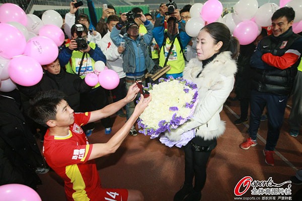Sao bóng đá Trung Quốc cầu hôn lãng mạn ngay trên sân bóng 3