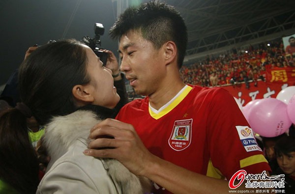 Sao bóng đá Trung Quốc cầu hôn lãng mạn ngay trên sân bóng 4