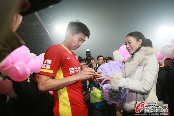 Sao bóng đá Trung Quốc cầu hôn lãng mạn ngay trên sân bóng 6