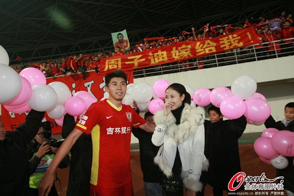Sao bóng đá Trung Quốc cầu hôn lãng mạn ngay trên sân bóng 7