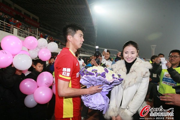 Sao bóng đá Trung Quốc cầu hôn lãng mạn ngay trên sân bóng 8