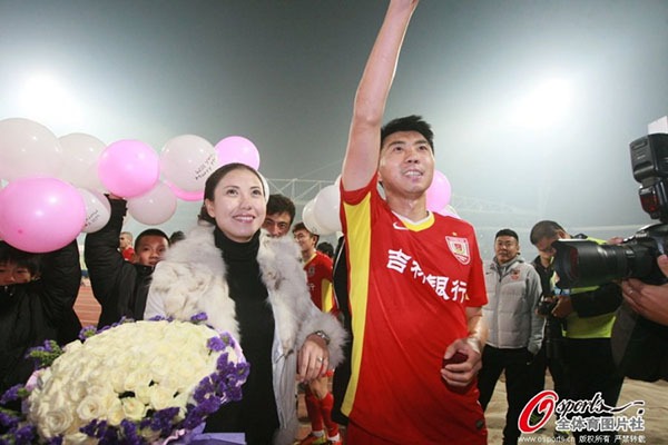 Sao bóng đá Trung Quốc cầu hôn lãng mạn ngay trên sân bóng 9