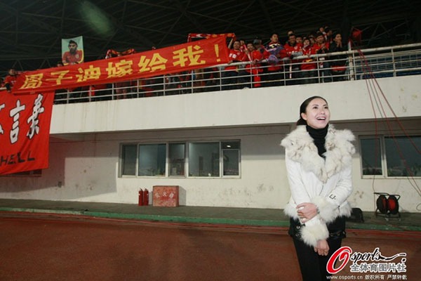 Sao bóng đá Trung Quốc cầu hôn lãng mạn ngay trên sân bóng 1
