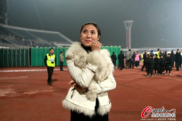 Sao bóng đá Trung Quốc cầu hôn lãng mạn ngay trên sân bóng 2