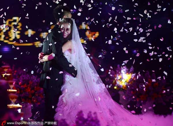 Cô dâu xinh đẹp của sao bóng rổ Trung Quốc rạng rỡ trong ngày cưới 13