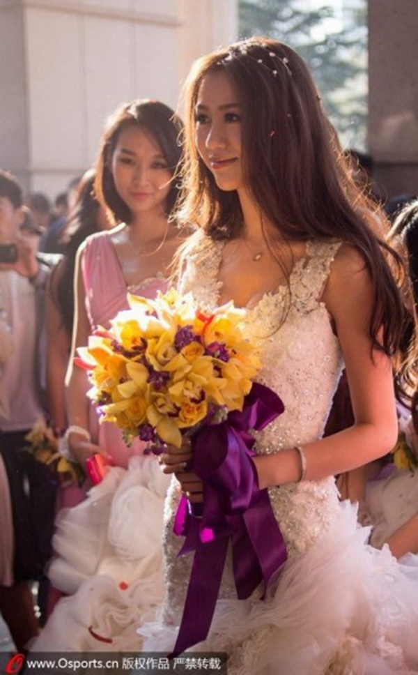 Cô dâu xinh đẹp của sao bóng rổ Trung Quốc rạng rỡ trong ngày cưới 2