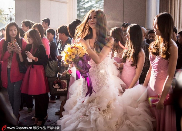 Cô dâu xinh đẹp của sao bóng rổ Trung Quốc rạng rỡ trong ngày cưới 4