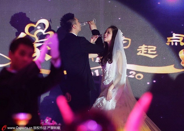 Cô dâu xinh đẹp của sao bóng rổ Trung Quốc rạng rỡ trong ngày cưới 25