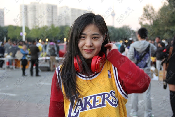 Fan nữ Trung Quốc dễ thương gây sốt của CLB bóng rổ LA Lakers 1