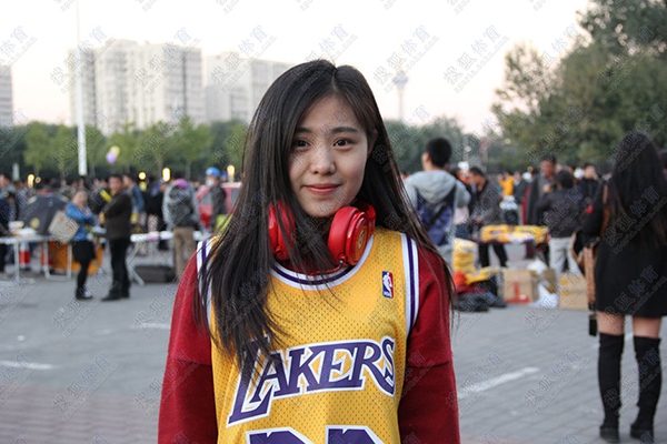 Fan nữ Trung Quốc dễ thương gây sốt của CLB bóng rổ LA Lakers 2