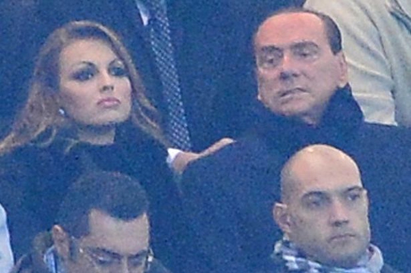 “Bạn gái ông trùm Berlusconi là người đồng tính” 7