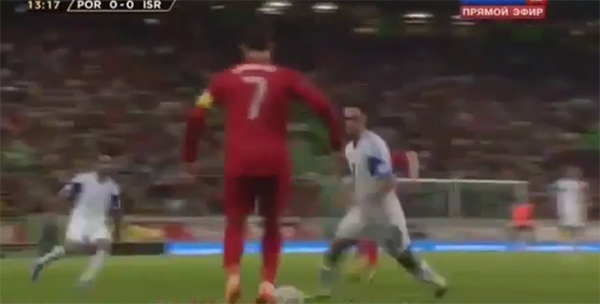 Ronaldo thoát thẻ đỏ sau pha tung đòn hiểm với đối thủ 1