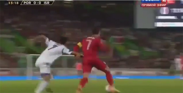 Ronaldo thoát thẻ đỏ sau pha tung đòn hiểm với đối thủ 2