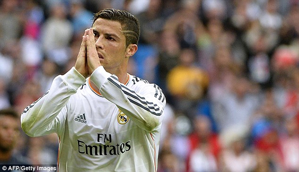 Xem lại tình huống bỏ lỡ không tưởng của “sát thủ” Ronaldo 2