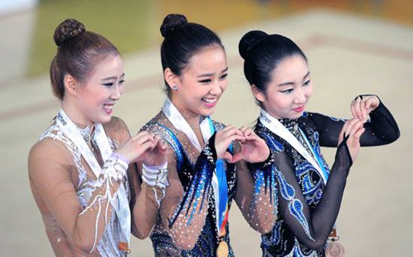 &ldquo;B&ocirc;ng hoa thể dục dụng cụ xứ H&agrave;n&rdquo; Son Yeon-Jae rạng rỡ tr&ecirc;n bục nhận huy chương 7