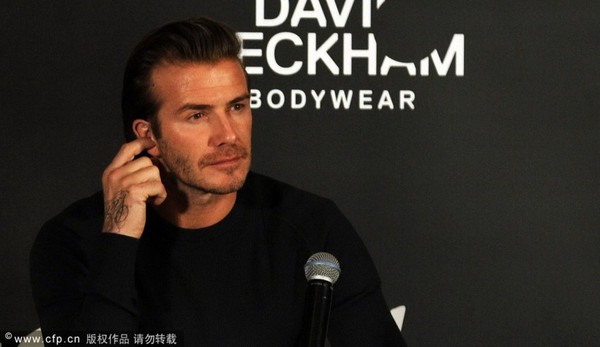 Fan nữ vui vẻ chụp ảnh cùng... quần lót David Beckham 2