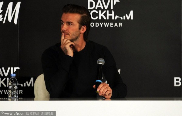 Fan nữ vui vẻ chụp ảnh cùng... quần lót David Beckham 5