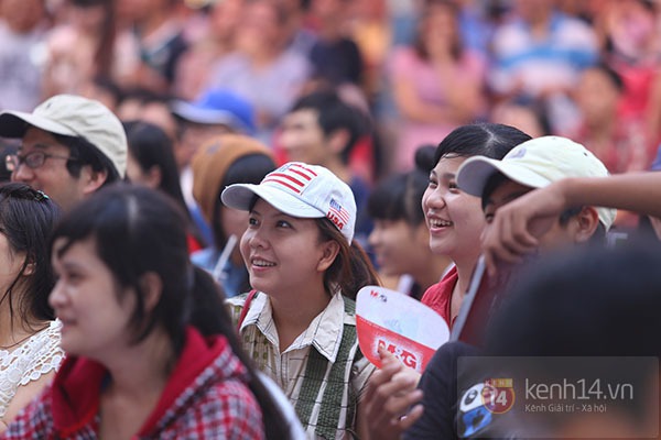 Fan Việt Nam hào hứng đi xem truyền hình trực tiếp Công Vinh thi đấu 6
