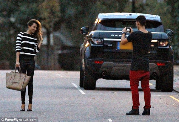 Mesut Ozil ngồi giữa phố pose ảnh cho bạn gái 1