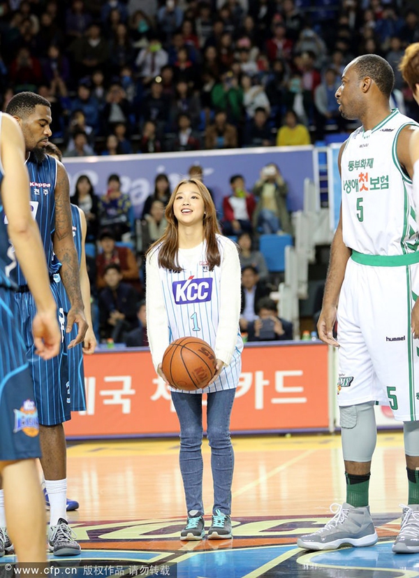 "Bông hoa thể dục xứ Hàn" Son Yeon-Jae tỏa sáng trên sân bóng rổ 7