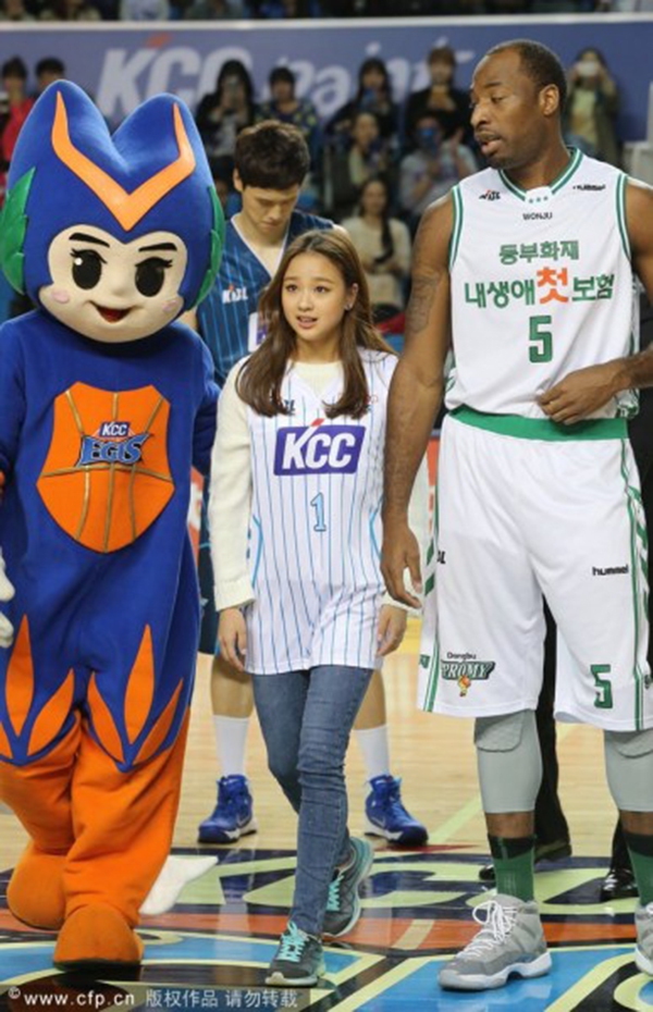 "Bông hoa thể dục xứ Hàn" Son Yeon-Jae tỏa sáng trên sân bóng rổ 4