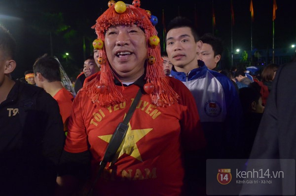 Mặc trời mưa, đoàn VĐV Việt Nam vẫn nhiệt tình dự lễ xuất quân SEA Games 27 2