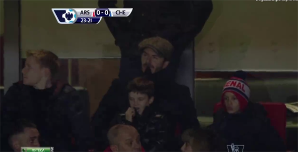 Bắt gặp Romeo Beckham chăm chú ngồi cổ vũ Arsenal cùng bố 1