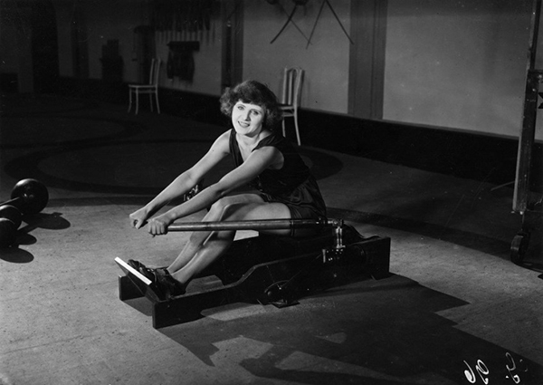 Ch&ugrave;m ảnh hăng say tập gym của c&aacute;c qu&yacute; b&agrave;, qu&yacute; c&ocirc; c&aacute;ch đ&acirc;y cả... thế kỷ 5