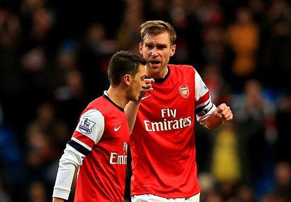 Mertesacker mắng “xối xả” Ozil vì không chịu... chào fan Arsenal 2