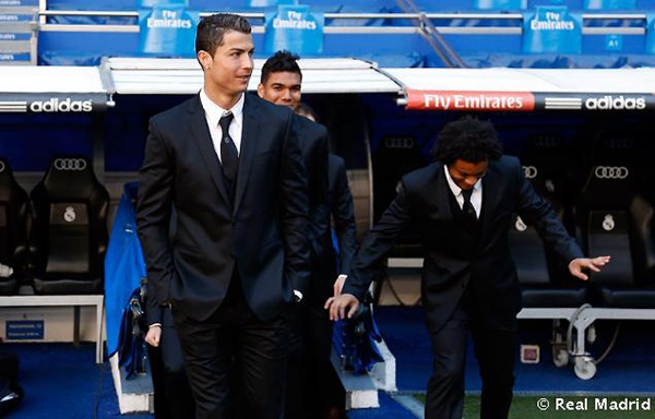 Ronaldo cùng đồng đội lịch lãm chụp ảnh cùng trang phục Versace 3