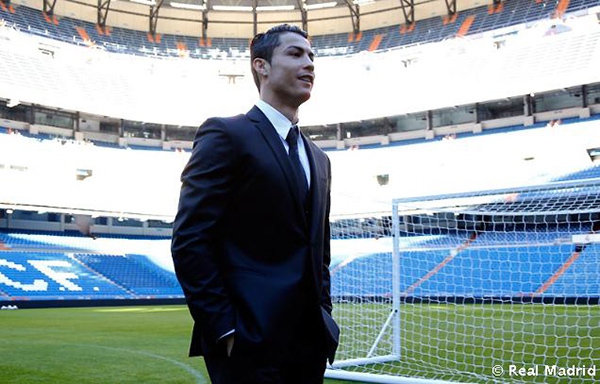 Ronaldo cùng đồng đội lịch lãm chụp ảnh cùng trang phục Versace 4