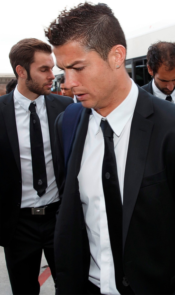 Ronaldo cùng đồng đội lịch lãm chụp ảnh cùng trang phục Versace 2