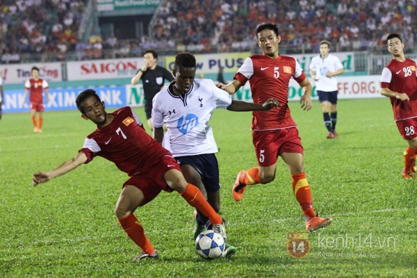 Cầu thủ U19 Việt Nam rủ nhau cởi áo tặng fan  7