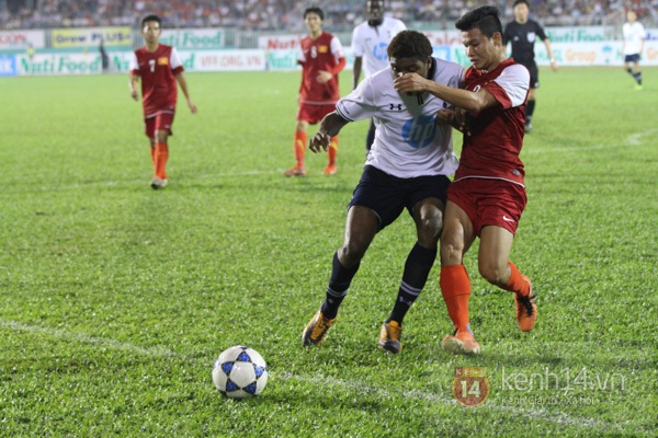Cầu thủ U19 Việt Nam rủ nhau cởi áo tặng fan  8