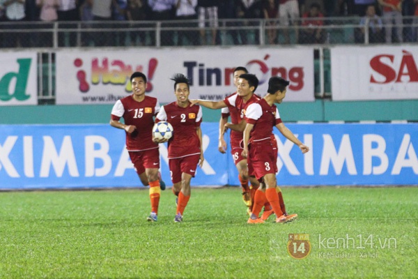 Cầu thủ U19 Việt Nam rủ nhau cởi áo tặng fan  10
