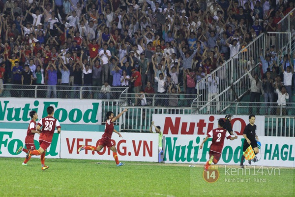 Cầu thủ U19 Việt Nam rủ nhau cởi áo tặng fan  11