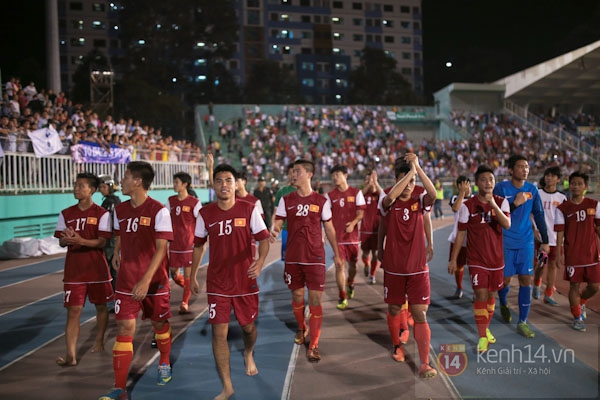 Cầu thủ U19 Việt Nam rủ nhau cởi áo tặng fan  1