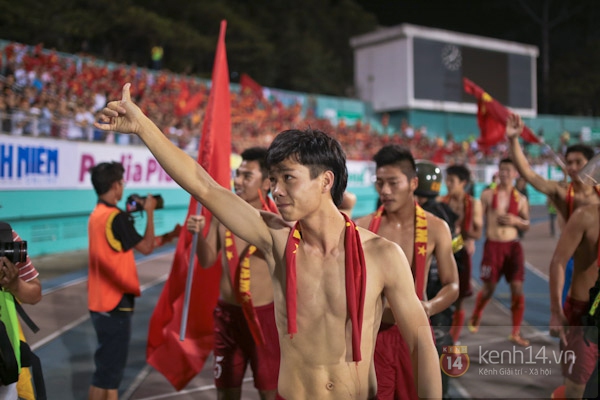 Cầu thủ U19 Việt Nam rủ nhau cởi áo tặng fan  4