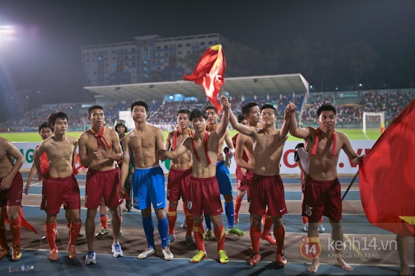 Cầu thủ U19 Việt Nam rủ nhau cởi áo tặng fan  5